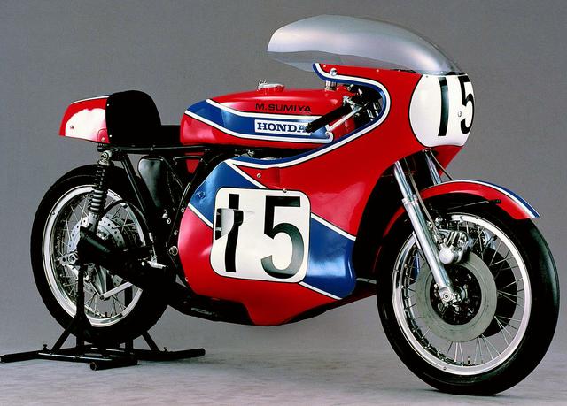 画像: 73年のCB750レーサーは初めて赤、青、白の新ホンダカラーを採用。70年型レーサーと比べると車体がスリムになり、パワーもプラス10PSの100PSに到達。隅谷守男がデイトナ200で6位入賞を果たしている。