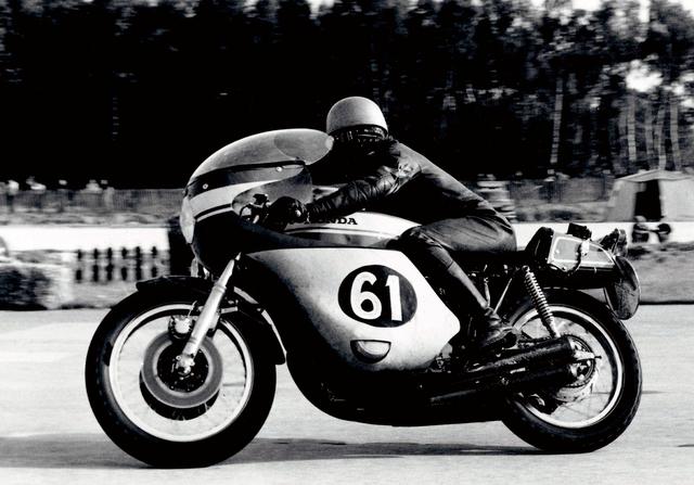 画像: CB750FOURの高性能の証明はレースでも果たされた。1969年8月の鈴鹿10時間耐久に続いて、フランスボルドール24時間耐久レースではフランス人ライダーのD・ウーディヒ/R・ウージェリ組が見事に優勝。