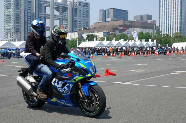 画像: 車両によっては タンデム走行での試乗も可能 写真は2018年の様子 画像提供/スズキ二輪
