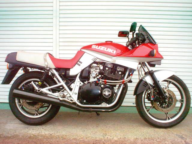 画像: 1992 GSX1100S KATANA (SSL) SSLに型式進行、レッド×シルバーカラーを追加。70周年記念モデルからSSLまでの3年間でトータル2000台以上が逆輸入されたと言われる。写真の個体はブレーキホースとオイルクーラーがノーマルと異なる。
