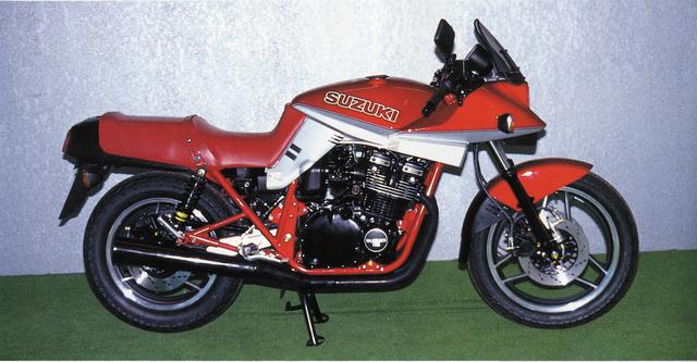 画像: 1987 GSX1100S KATANA (SBE) SAEのカラーバリエーションとも言えるモデルで、レッドのフレームとフロントフェンダー、全面レッドのシートが特徴的。タンクエンブレムにも袋文字が使われ、マフラーエンドのデザインも異なっていた。シートベルトが装着されていることからも伺えるように、これも日本市場への逆輸入を想定したモデルで生産台数は3000台強とされている。