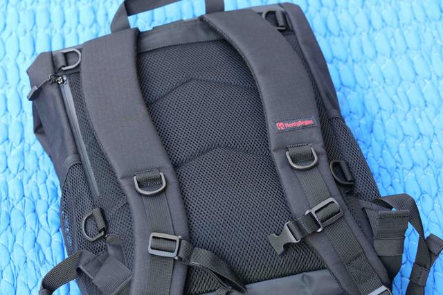 画像1: 防水バックパックのアイデンティティともいうべき、ロールアップ&1本バックルベルトのモールシステム仕様! 使い方はアイディア次第ということ!