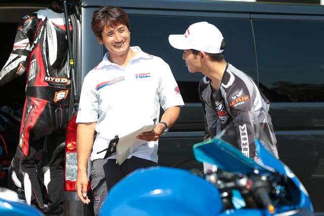 画像: オートバイ本誌でお馴染みの伊藤真一さんもアドバイザーとして参加予定。休憩時間になると、メモを片手に、参加者の元を回ってアドバイスしてくれます。それ以外にも、アドバイザーの皆さんは「質問歓迎」な雰囲気を常時放ってくれるので、初歩的なことでも聞きやすいですよ。