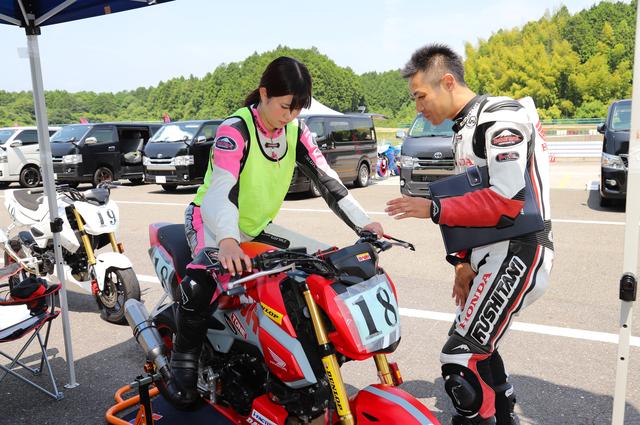 画像: 昨年の「HRCライディングスクール」より。高橋裕紀選手に指導してもらう梅本まどかさん。