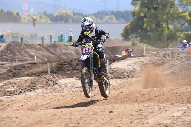 画像: ジュニアクラスは柳瀬大河(14歳)が優勝! マシンはRM85で、レディスクラスと同じく、4スト150、2スト85マシンが混走します