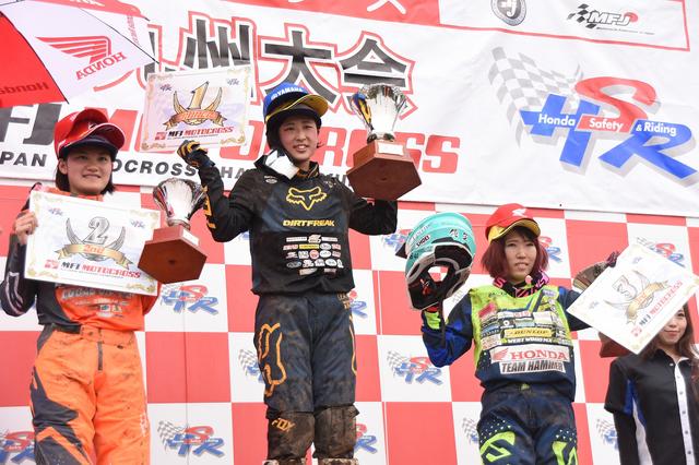 画像: レディスクラスは本田七海(写真中央・チームKOH-Z)が優勝! 2位に川井麻央(写真左・TEスポーツ)、3位に竹内優菜(写真左・チームHAMMERホンダ学園) 本田はYZ85LW、川井と竹内はCRF150Rです
