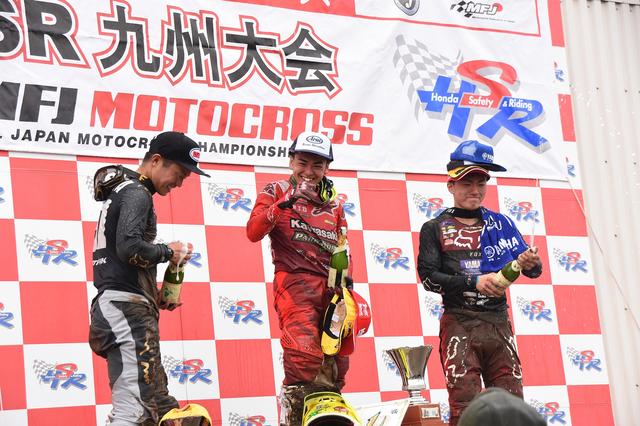 画像: IA2は2位と3位を入れ替えてこの3人の顔ぶれのまま 左はプライベートな問題でレース活動を自粛していた平田優。表彰式でコメントを求められて「自分の不注意で問題を起こしてしまってご迷惑をおかけしました。またこうやって走れるようにサポートしてくれたみなさんに……」と涙