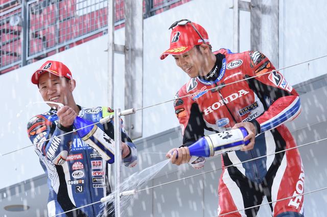 画像: 負けて悔しい、口もききたくないはずの中須賀ですが、きちんと勝者をたたえ、表彰台の2位の位置で笑顔を見せます そういうところも絶対王者! 次戦・菅生大会での巻き返しが楽しみです