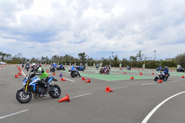 画像1: 複合的な要素の「コーススラローム」で特訓!