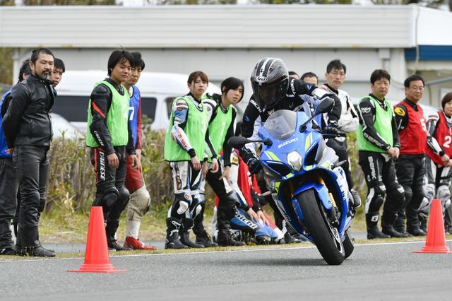 画像: お手本走行を見学! インストラクターさんの走り姿かっこいい!!