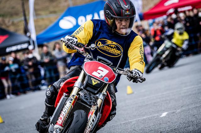 画像: 吉野選手とCRF450X。決勝ではギリギリまで冨永選手を追い詰めたが、わずかに届かず。