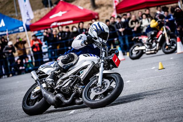 画像: 決勝での冨永選手&NSR250R。奥のコースにはほぼ同じ位置にいる吉野選手の姿も見える。