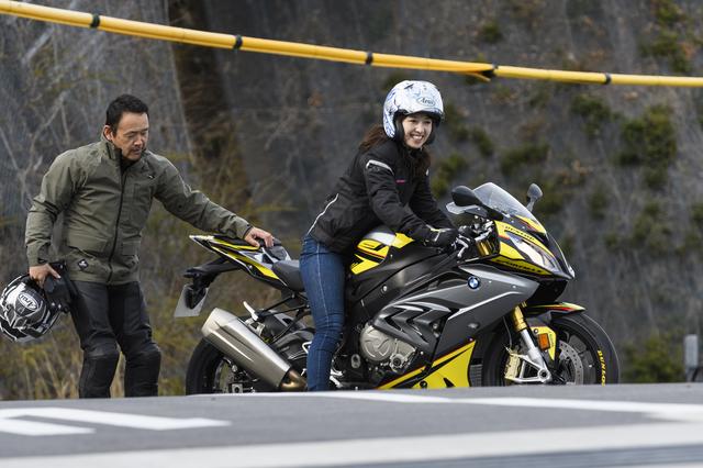 画像1: モデルの大関さおりさんも試乗に挑戦!