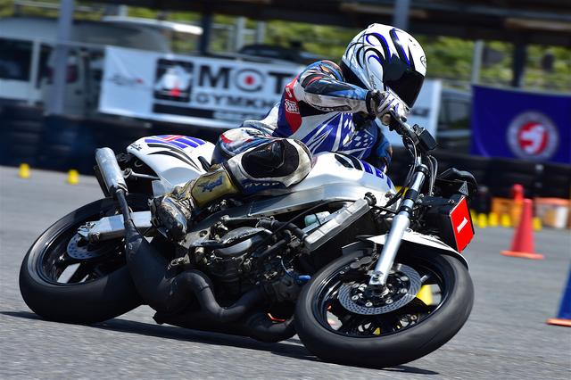 画像: 昨年、記念すべき「MOTO GYMKHANA GREAT SERIES」初開催となった大会を制したのは、A級・冨永崇史選手&NSR250Rだった。