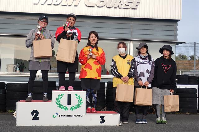 画像: 左から2位・岡部真希選手、1位・山田 翼選手、3位・吉竹智美選手、4位・吉岡由紀子選手、5位・土橋朋子選手、6位・平嶋夏海選手