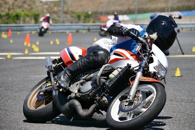 画像: B級1位・関根 健選手&NSR250R 1分18秒648
