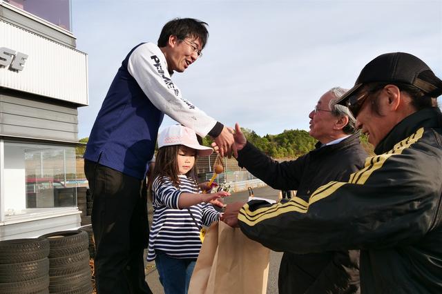 画像: この日は大島裕志MFJ会長も観戦。表彰式ではプレゼンターを務め各クラスのウイナーを祝福した。
