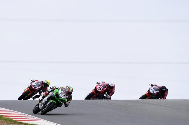画像: レース2、レース中盤から徐々に抜け出し始める井吉 レース展開のうまさも見えました