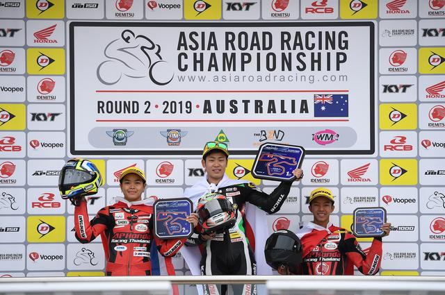 画像: 井吉を中央に、左ムクラダ、右ブアスリ 最強ホンダCBRに一矢報いています