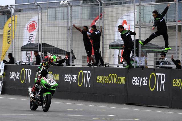 画像: ついにアジア初優勝! ピットウォール右から2番目の藤原…もう泣き始めてますね