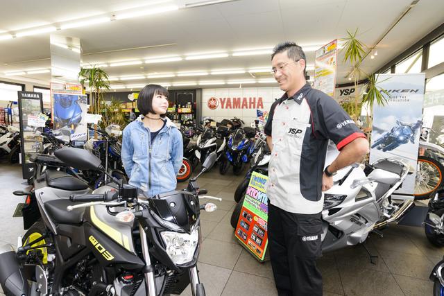 画像: YSP川崎中央の店長・村田幸司さんが応対してくれました。若いカップルで2台借りてツーリングに出かける人も多いそうです。