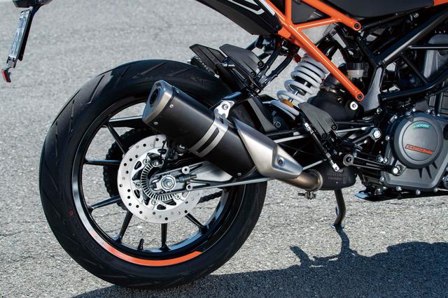 画像: リアブレーキもフロント同様bremboグループブランドBYBRE製。リアサスもWP製のモノショックを奢る。