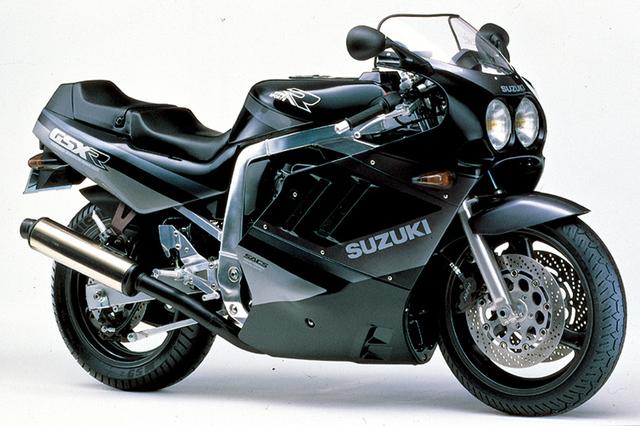 画像: GSX-R750 1989年3月 88年にフルモデルチェンジがあったため、この年はギア比の変更や、マフラーにステンレスカバーを装着するなど、細部のマイチェンのみが行なわれた。 ●油冷4ストDOHC4バルブ4気筒 ●747cc ●77PS/9500rpm ●6.8kg-m/7000rpm ●199kg ●120/70-17・160/60-17 ●81万1000円(当時価格)