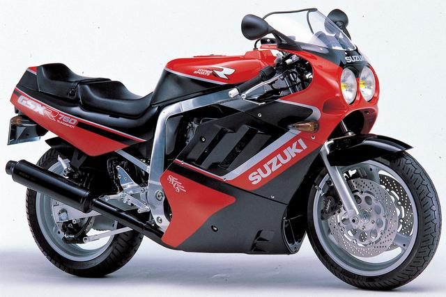 画像: GSX-R750 1988年3月 レースのノウハウを取り入れ車体を400クラス並にコンパクト化。 油冷インライン4はショートストローク化され、リッターマシンにも劣らないパワーを獲得。 ●油冷4ストDOCH4バルブ並列4気筒 ●748cc ●77PS/9500rpm ●6.8kg-m/7000rpm ●195kg ●120/70-17・160/60-17 ●84万9000円(当時価格)