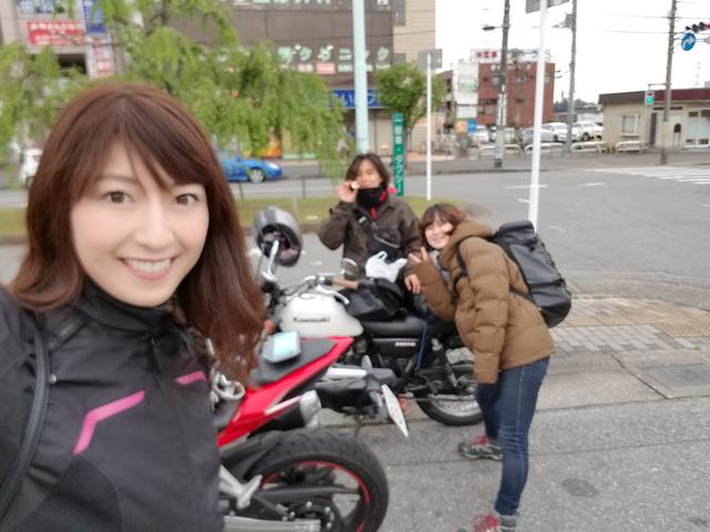 画像: 右…さらさちゃん(オートバイ編集部元バイト) 真ん中…大林(現バイト) 左…大関