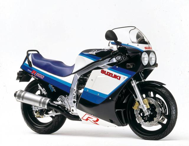 画像: GSX-R1100 1986年 当時の市販車で世界最速の265km/hというデータをマークしたモンスターマシン。 国内用750と同デザインだが独自の油冷SACSエンジンは130PSの大パワーを発生するためF110/80・R150/70と太いタイヤを装備する。 まさに「公道レーサー」という仕上がりをみせる。 ●油冷4ストDOHC4バルブ並列4気筒 ●1052cc ●130PS/9500rpm ●10.5kg-m/8500rpm ●197kg ●110/80-18・140/70-18 ●輸出車