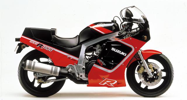 画像: GSX-R1100 1987年 ビッグマシンで唯一のピュアレプリカマシンはフレーム、足回りなどを強化するマイチェンを受け、フロントフェンダーもエアロタイプに変更。 ●油冷4ストDOCH4バルブ並列4気筒 ●1052cc ●130PS/9500rpm ●10.5kg-m/8500rpm ●197kg ●110/80R18・150/70R18 ●輸出車