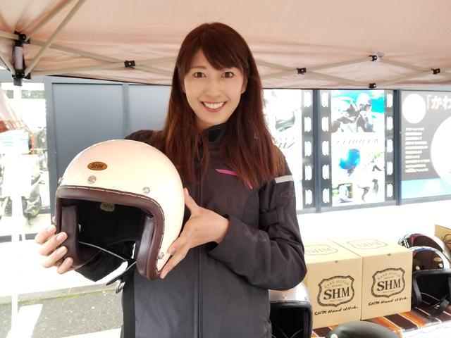 画像: このヘルメット、1つ1つ手縫いで縫い合わせたハンドメイド。職人の技術って凄い! 温かみのあるデザインと小ぶりに作ってあるとってもおしゃれなヘルメットでした。