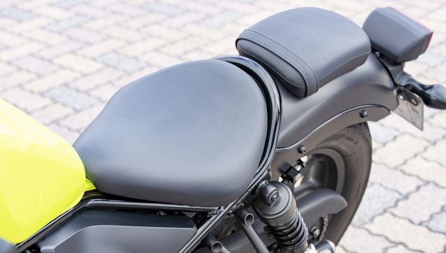 画像: 690㎜のシート高は足つきがよく、軽量スリムなボディも含め、小柄なライダーも安心。リアキャリアがオプション設定されている。