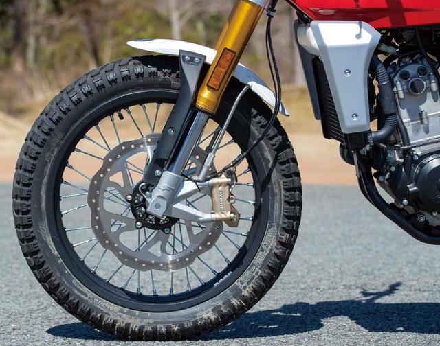 画像: 41mm倒立フォークは150mmという余裕のストロークを確保。ブレーキも320mm径のペータルディスクを採用している。