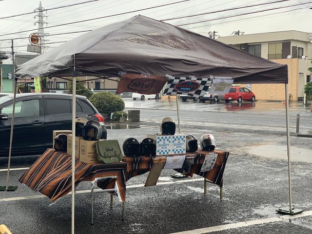 画像: 雨を耐え忍ぶヘルメットたち、哀愁を感じさせる