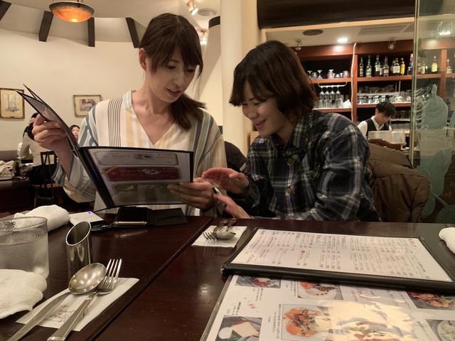 画像: 上半身だけ見たら普通の女子会