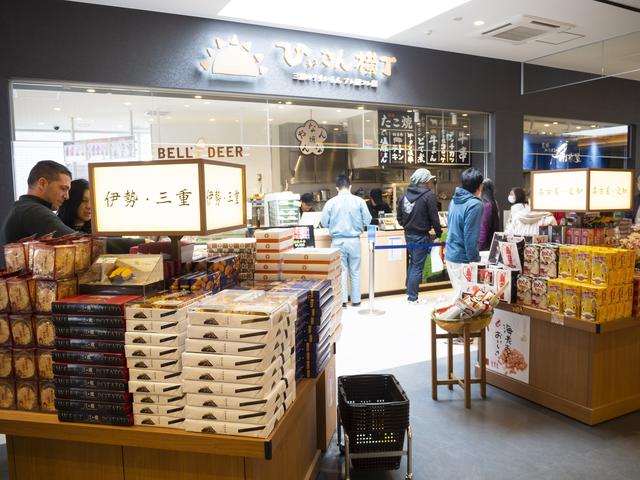 画像2: お土産コーナーでは、モータースポーツに因んだお菓子や鈴鹿サーキットのグッズなども並んでいました!