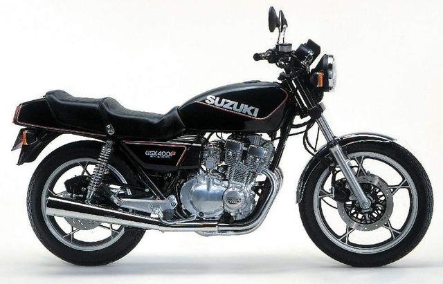 画像: GSX400F 1981年4月 スズキ初となる400cc・4気筒モデル。さらにクラス初となる4バルブ4気筒エンジンは中回転域での力強さと高回転で伸びる特性が身上で、クセのない操縦性と合わせて万人受けする優等生的な仕上がり。ギアポジションインジケーターなどを装備し、車重はGSX-Eと同等に抑えられている。 ●空冷4ストDOHC4バルブ並列4気筒●398cc●45PS/10000rpm●3.5kg-m/8500rpm●175kg●3.25-19・3.75-18●43万円