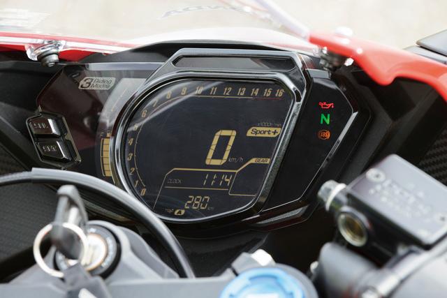 画像: 情報量と機能が多い薄型デザインのフルデジタルメーターは、メーター類にもこだわる伊藤さんも満足させる完成度だ。