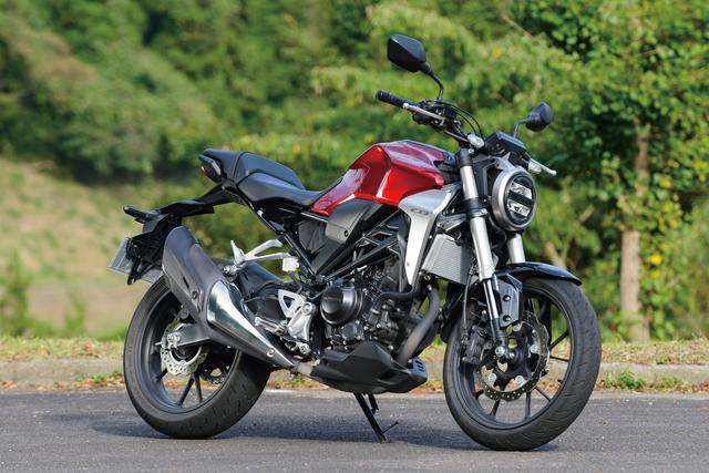 画像: HONDA CB250R〈ABS〉 兄弟モデルのCB125Rと、車体まわりの基本設計を共用する単気筒スポーツ。各パーツを中央部に集中配置することでマスの集中化を図り、軽快かつ上質なライディングフィールを具現化。高張力鋼スチールフレーム+高張力鋼板製スイングアームに、41mm径フロントフォークを組み合わせた車体は、類稀なる高い前後タイヤの接地感がある走りを楽しむことを可能にしている。