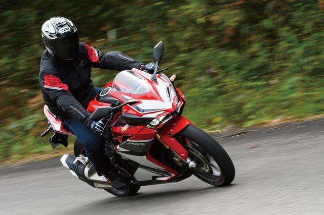 画像: 「ホンダの250ccの単気筒と2気筒を乗り比べて、わかったことがたくさんありました。わかっているつもりでも、乗り比べてみないとわからないことがありますね。とても面白かったです」と伊藤さん。3台比較は初の試みでしたが、とても有意義なテストになったようでした。