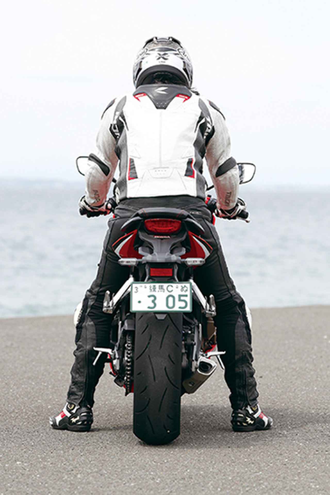 RIDING POSITION 身長：176㎝ 体重：68㎏ ホンダ「CBR650R」写真と各部解説 webオートバイ