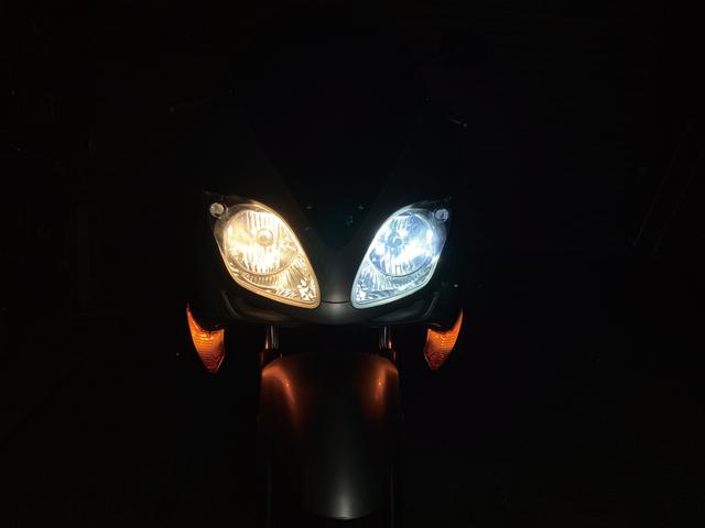画像: 写真向かって左が純正ハロゲン、右が今回装着したLED。写真だと青っぽいですが、 実際はもっと白く明るく光る印象です。