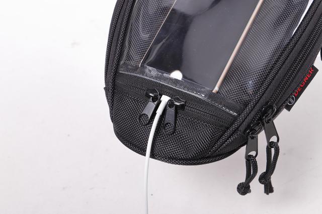 画像4: スマホホルダーと小物入れを兼ねるお手頃タンクバッグ