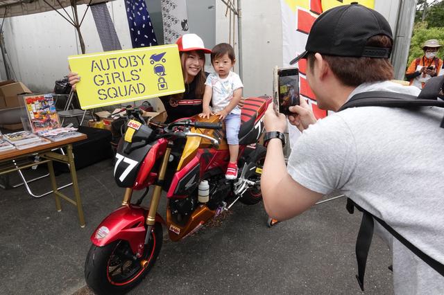 画像: オートバイ女子部が使用しているHRCグロム(レーサー)は、東京モーターサイクルショーに続いての展示。大勢の方にまたがって頂きました!