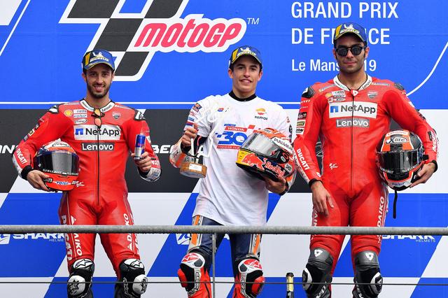 画像: マルケスが着ているのはホンダの最高峰クラス300勝目記念Tシャツ 1966年ジム・レッドマンが初優勝だったそうです