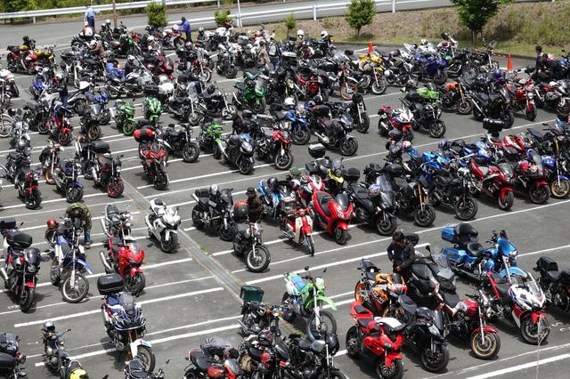 画像: 何色のバイクが一番多いかな。