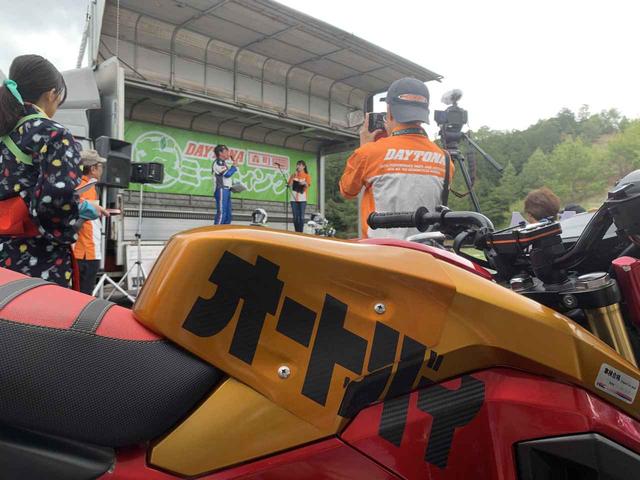 画像: ライディングスクールの車検ステッカーがカッコイイね。