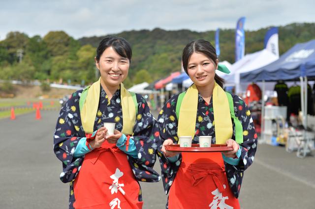 画像: 「茶ミーティング」の名の通り、茶娘さんが森町の新茶を振る舞うサービスも。