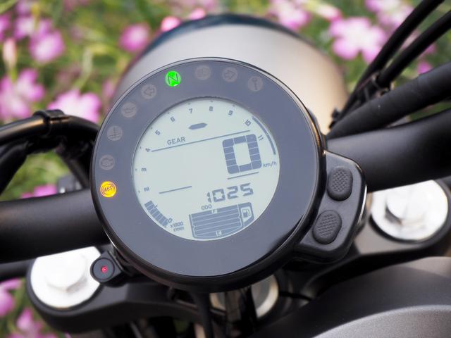 画像: 燃料計はコーヒーカップを模している。ガソリンがなくなったとき、ライダーも一度コーヒーブレイクを、というメッセージのようだ。